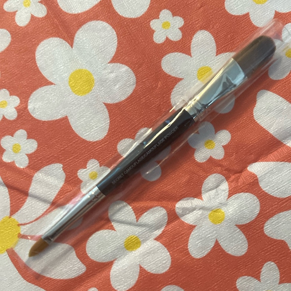 laura mercier dual secret camouflage/camouflage powder brush - never used